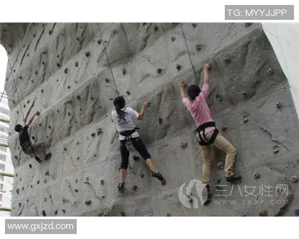 广州攀岩队的灵活性揭秘:挑战极限与团队协作的完美结合 广州攀岩队的灵活性揭秘:挑战极限与团队协作的完美结合